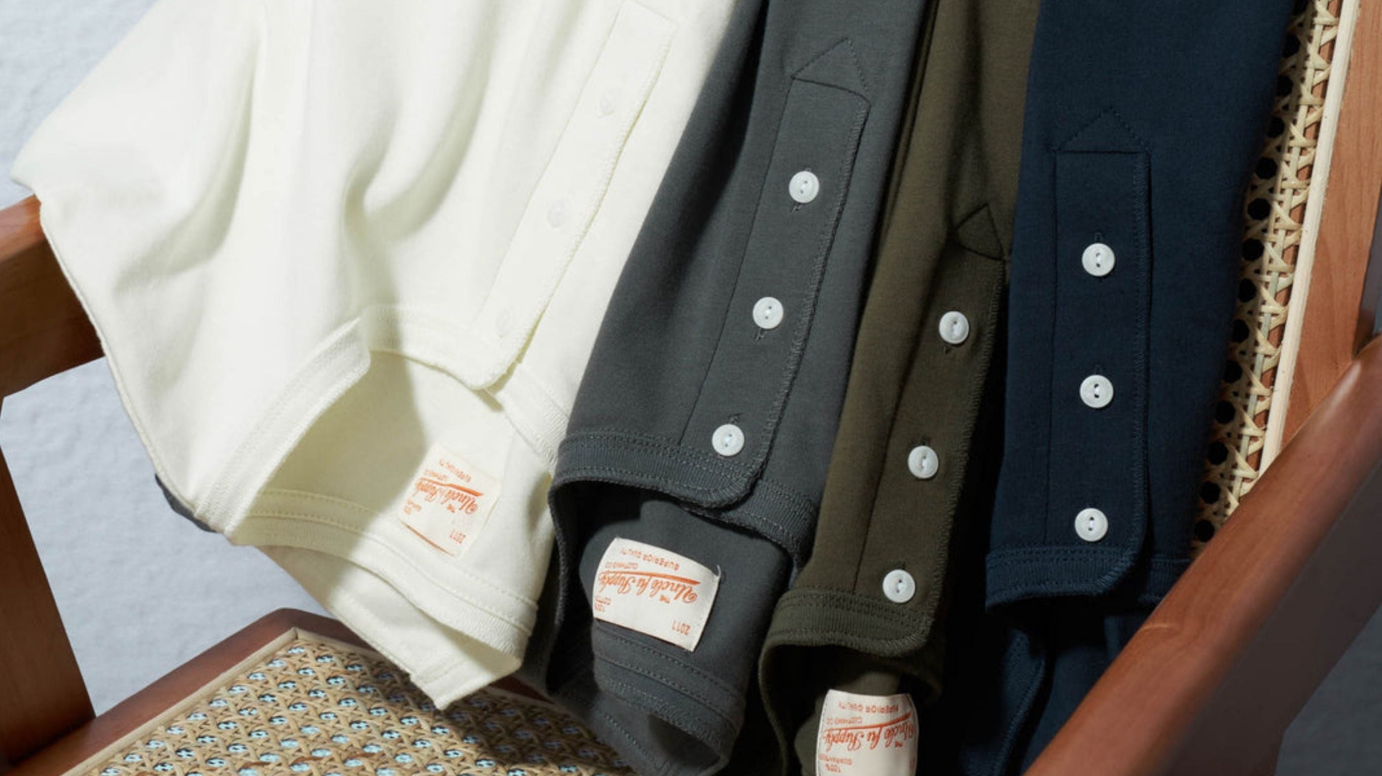 春から秋まで頼りになる「ヘンリーネックTシャツ」大研究!