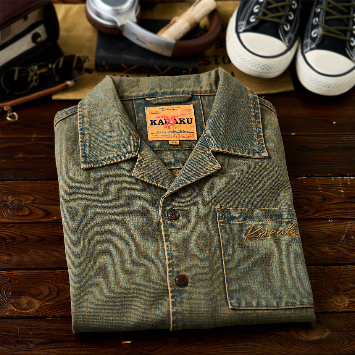 Karaku」刺繍入り 赤ヒモ付きウォッシュド加工デニムオープンカラー