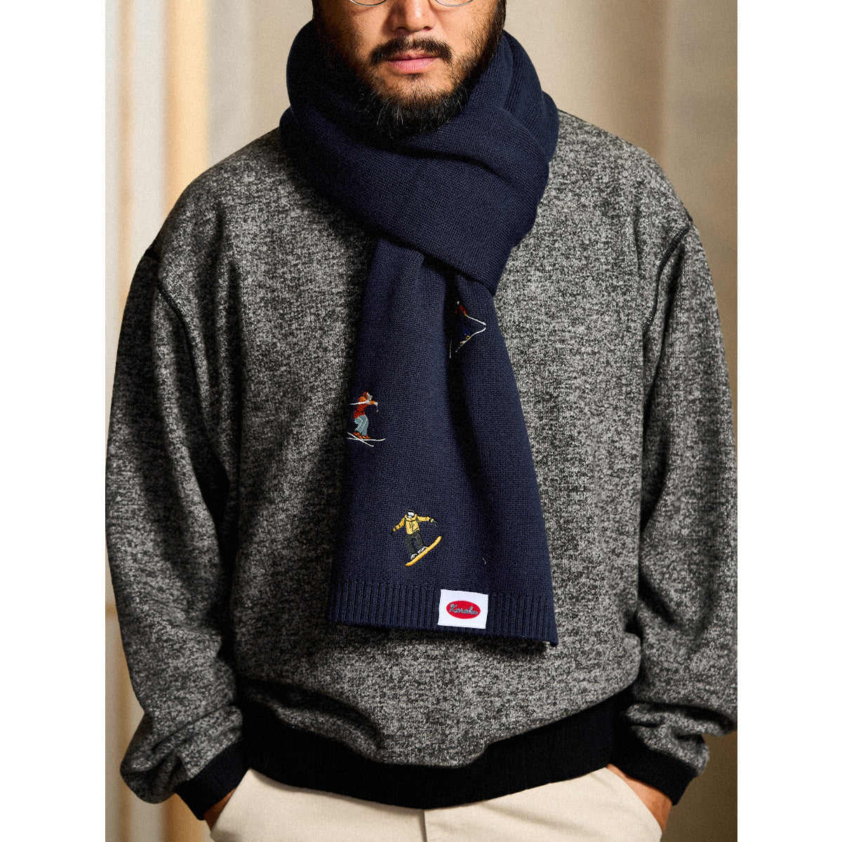 スキー柄 ニット マフラー 雪山のスキーヤー」刺繍入り ネイビーニットマフラー – Karakubuy