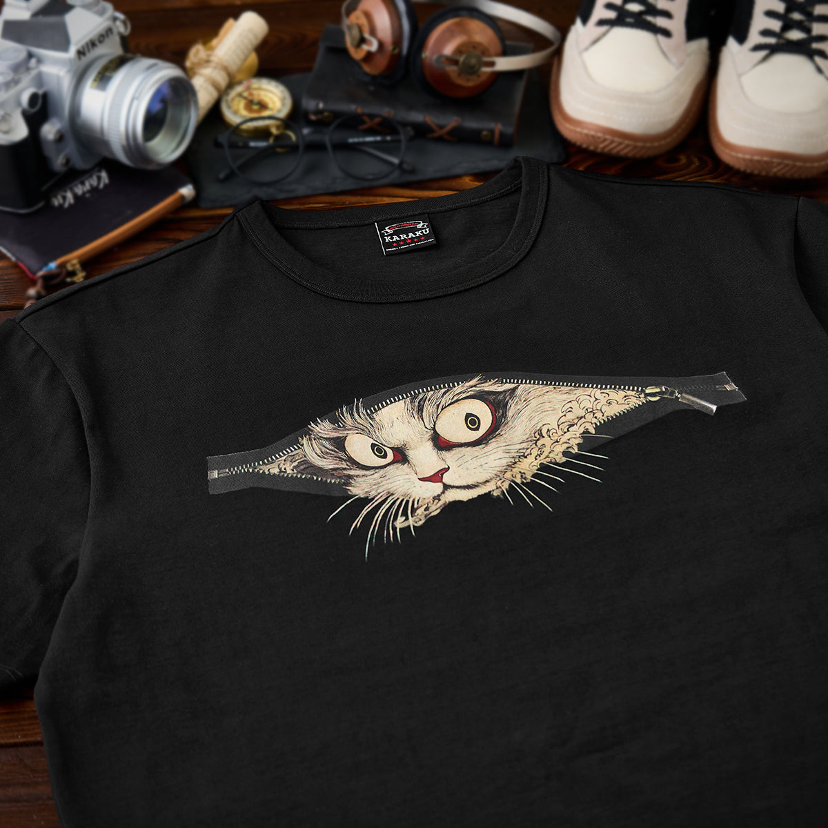 クロスジップの隙間から覗く化け猫」浮世絵風プリントコットンTee
