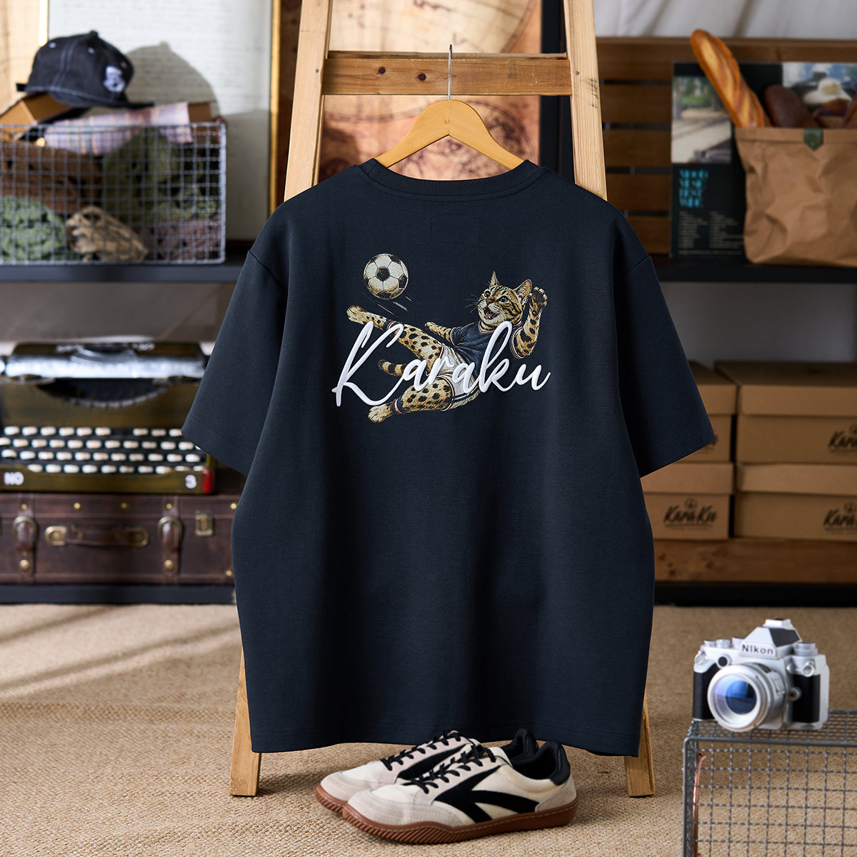 SAMURAI BLUE CAT」ベンガルサッカー選手プリント＆刺繍入りコットン