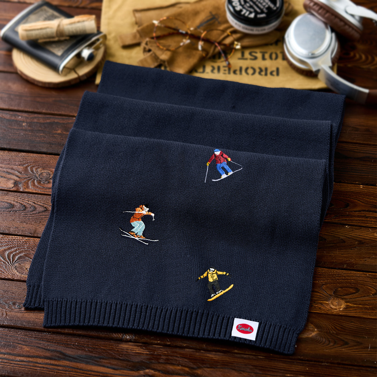 雪山のスキーヤー」刺繍入り ネイビーニットマフラー – Karakubuy