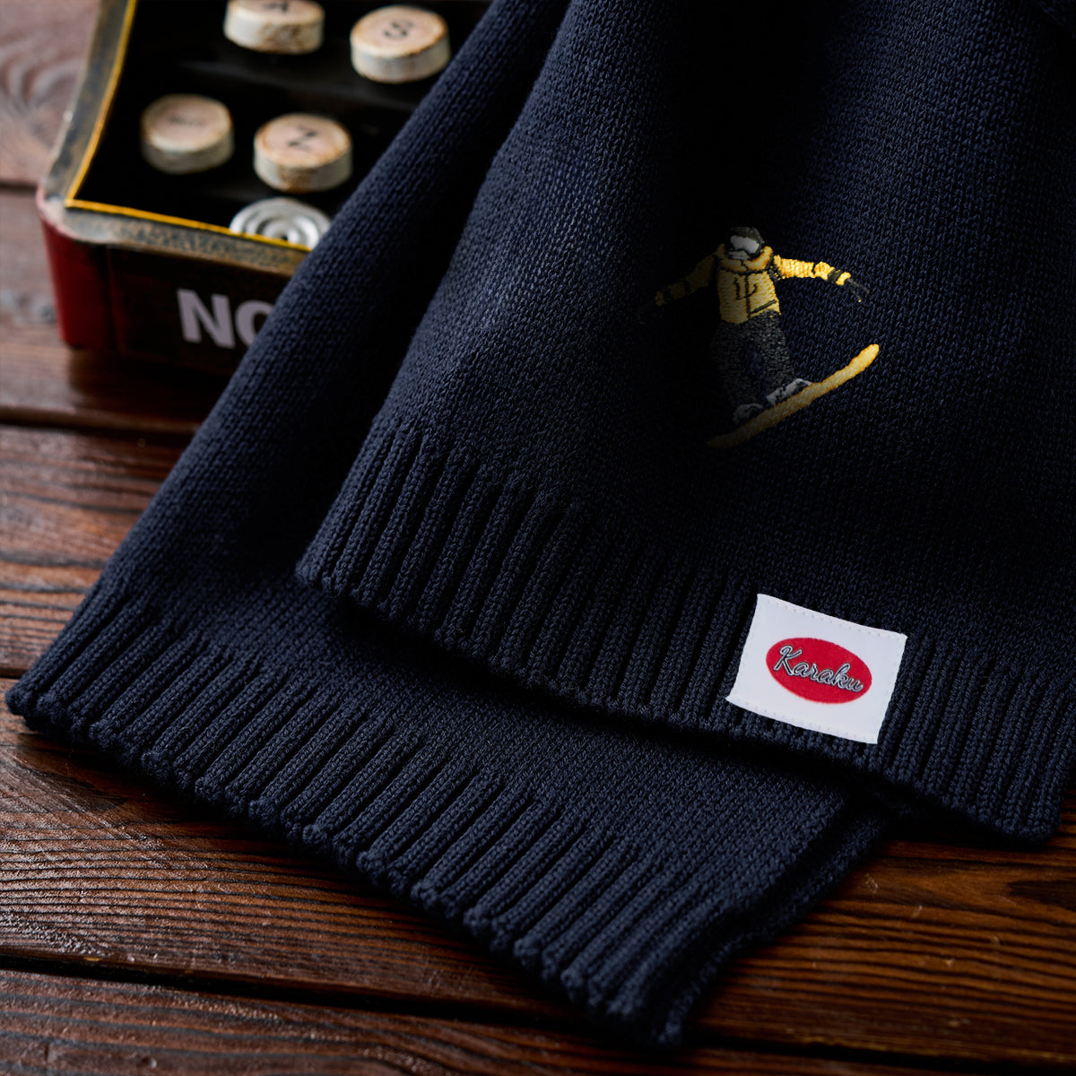 雪山のスキーヤー」刺繍入り ネイビーニットマフラー – Karakubuy