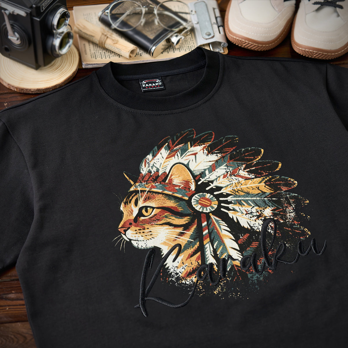インディアン酋長猫」プリント＆karaku刺繍入りコットンTシャツ