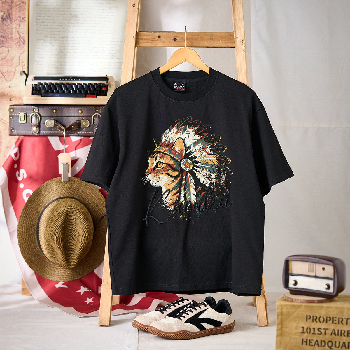 インディアン酋長猫」プリント＆karaku刺繍入りコットンTシャツ