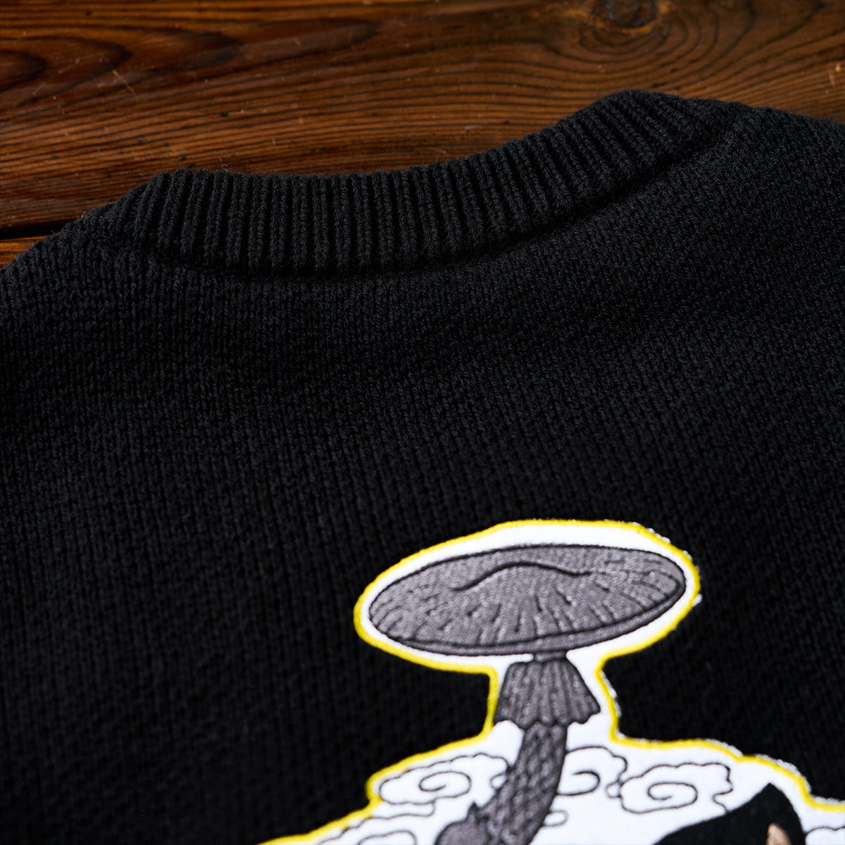 KARAKU×石黒亜矢子「毒つる茸」刺繡入りニットセーター – Karakubuy