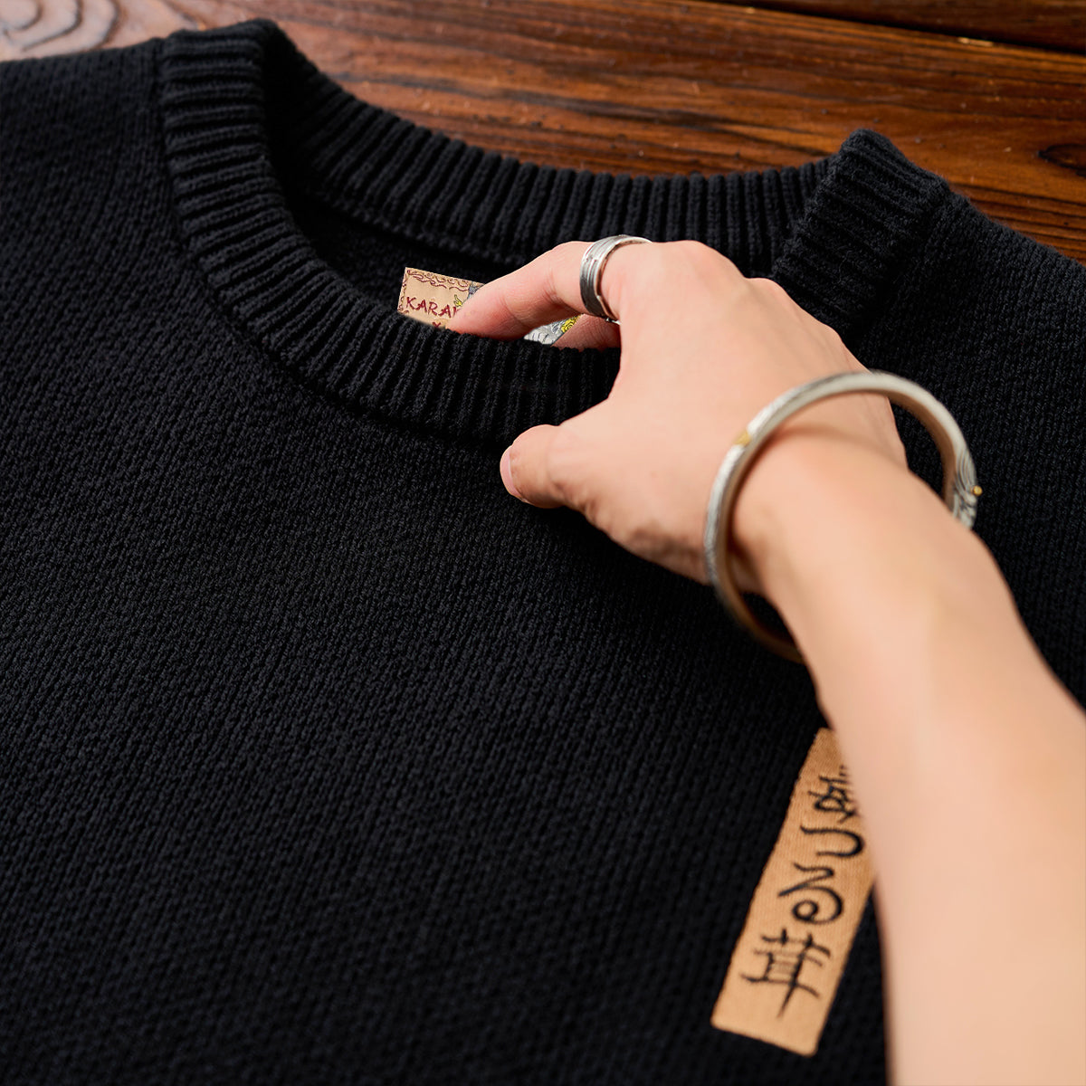KARAKU×石黒亜矢子「毒つる茸」刺繡入りニットセーター – Karakubuy