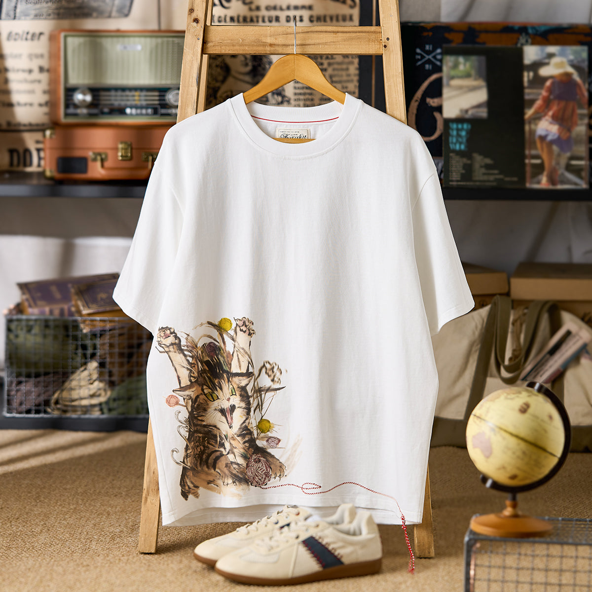 赤ヒモ付き 「毛糸玉と遊ぶ猫」 グラフィックプリント入りコットンTee