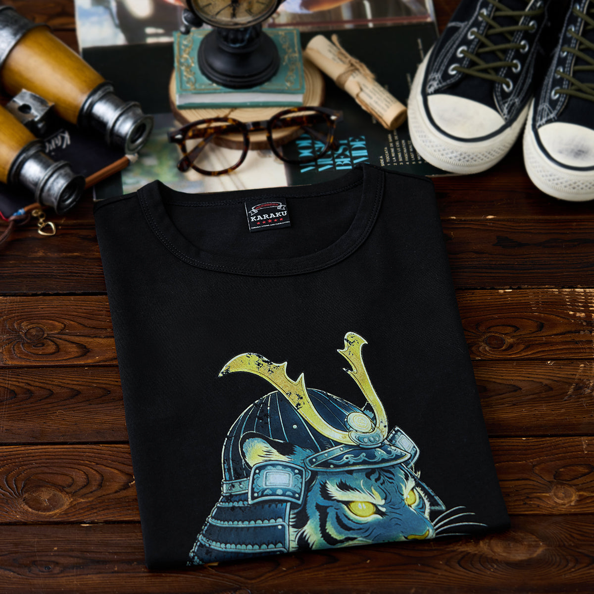 光る目をした武将虎」プリント＆刺繍入りコットンTee – Karakubuy