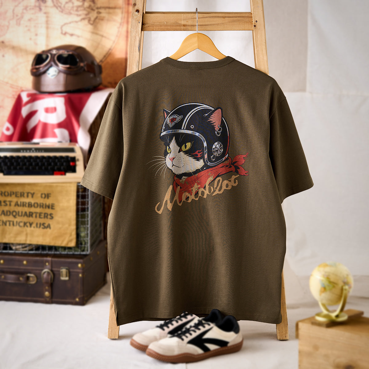 ヘルメットを被った猫」プリント＆KaraKuロゴ刺繡コットンTee – Karakubuy