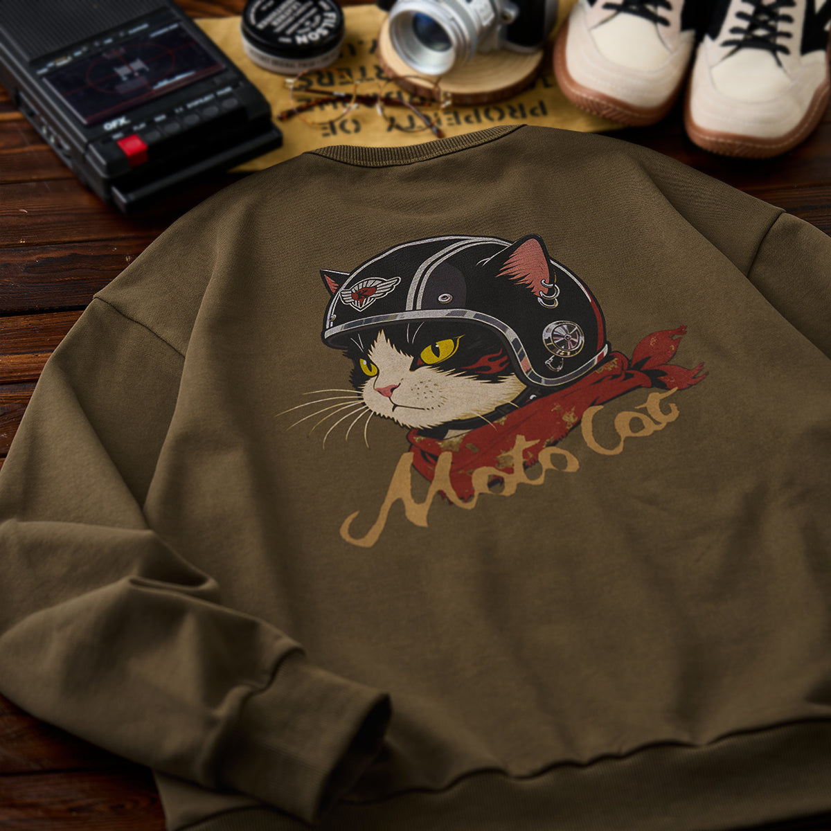 ヘルメットを被った猫」プリント＆KaraKuロゴ刺繡入り Vガゼット