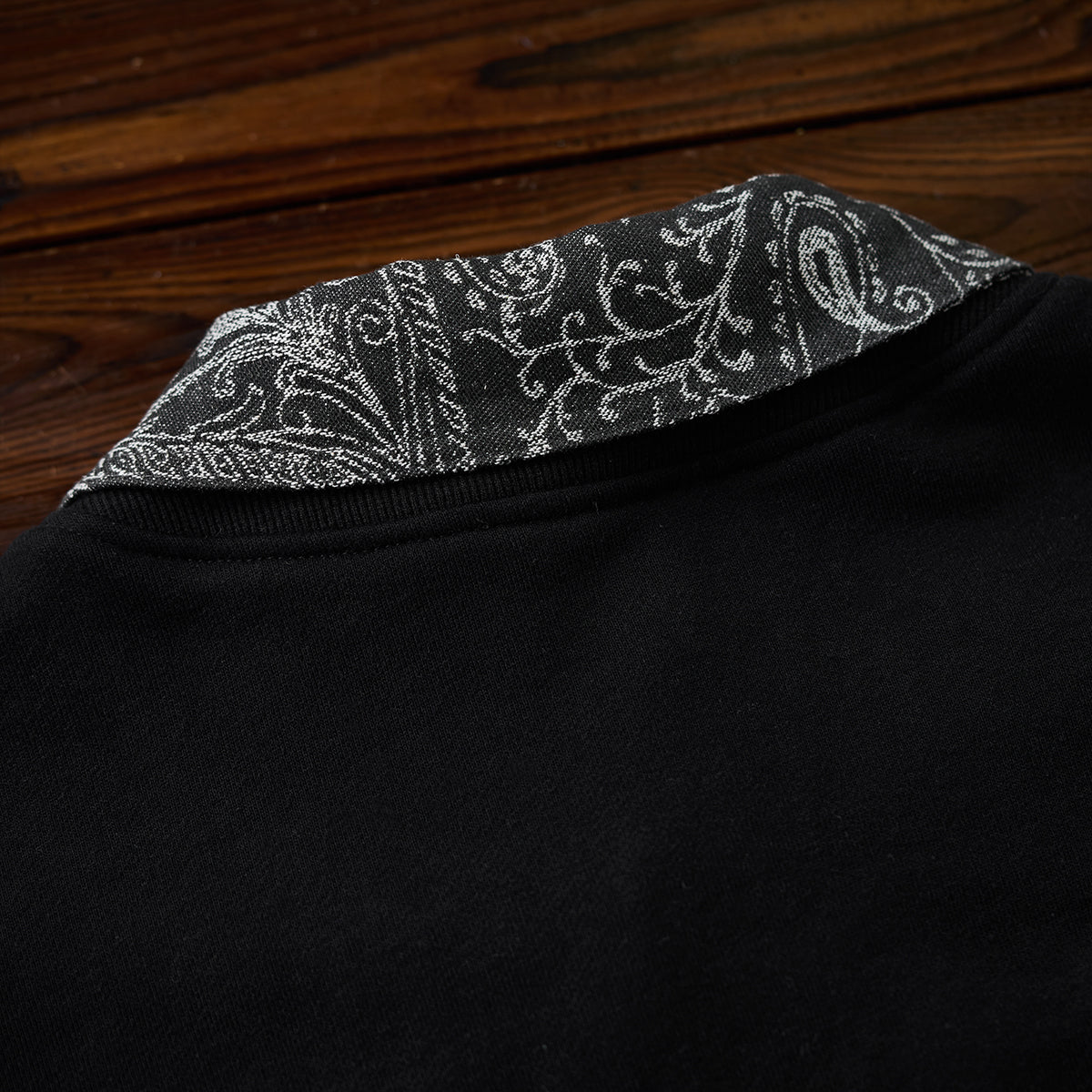 Karaku刺繍入り 襟・前立てジャガードペイズリー柄切替ポロカラー