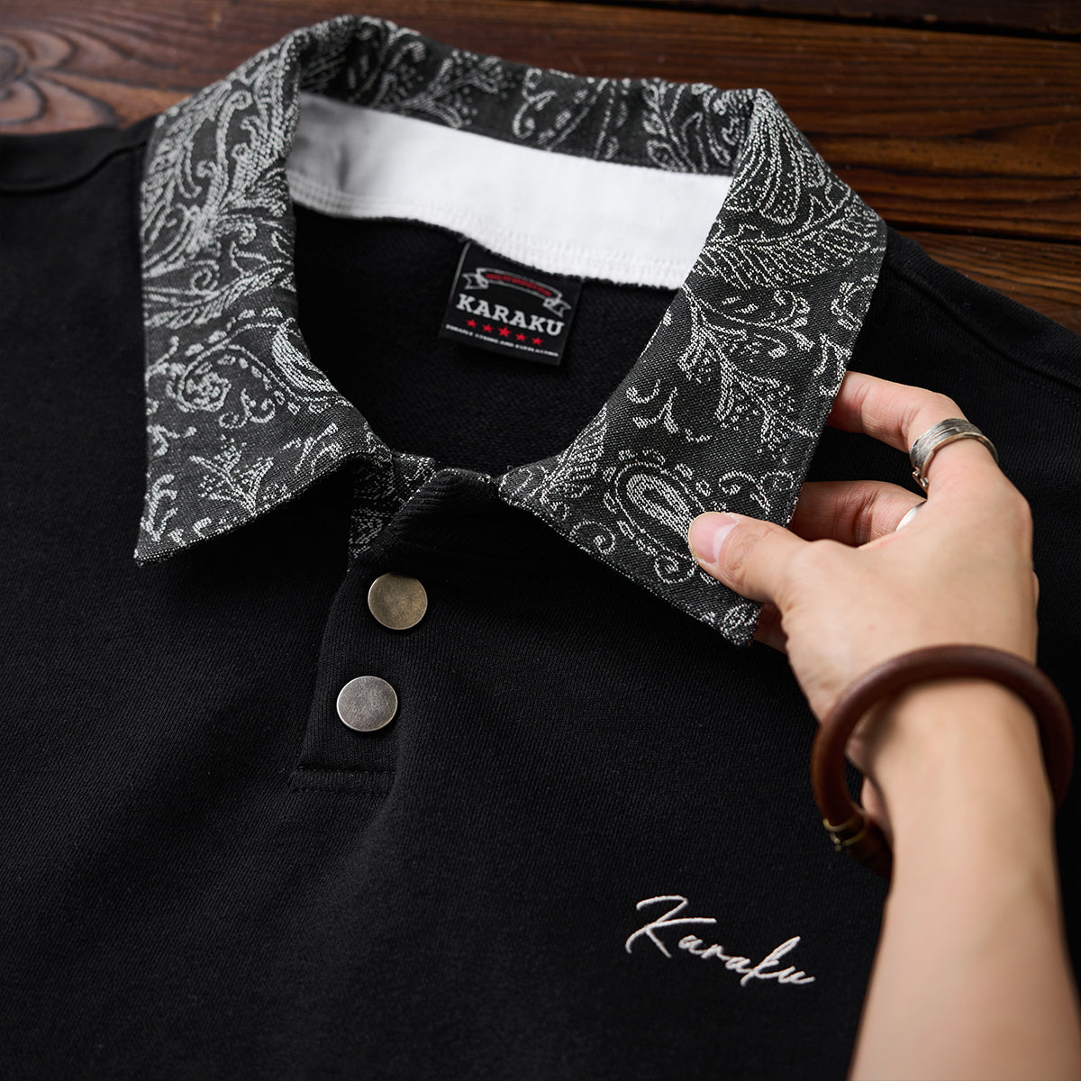 Karaku刺繍入り 襟・前立てジャガードペイズリー柄切替ポロカラー