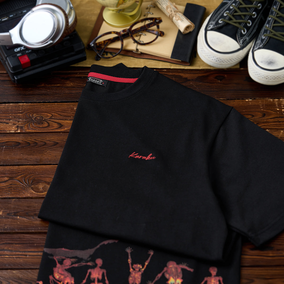 KAR RED ENZO ブラック ロングスリーブTシャツ L'ART 赤ヒモ付き 「炎骸舞図」プリント＆刺繍入りコットンTシャツ – Karakubuy