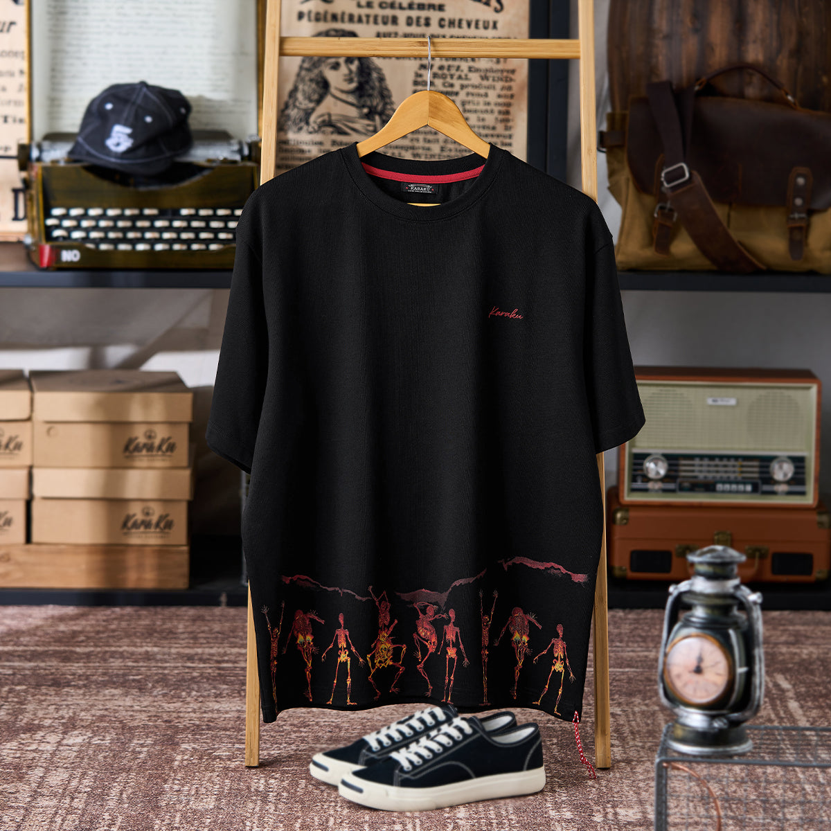 KAR RED ENZO ブラック ロングスリーブTシャツ L'ART 赤ヒモ付き 「炎骸舞図」プリント＆刺繍入りコットンTシャツ – Karakubuy