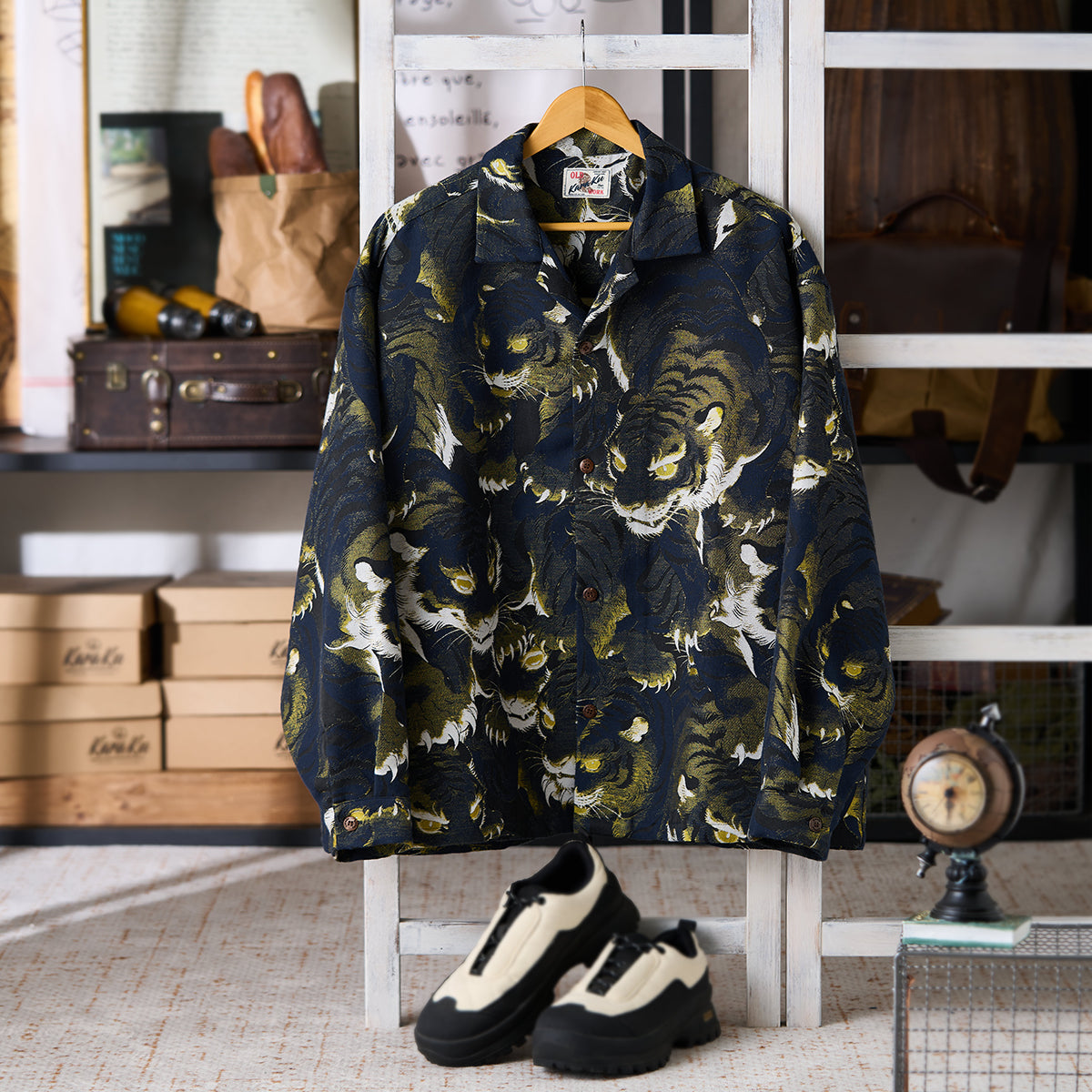 John Undercover 虎刺繍 長袖開襟シャツ マスタード 予約】「光る目をした虎たち」総柄ジャガード織りオープンカラーシャツ