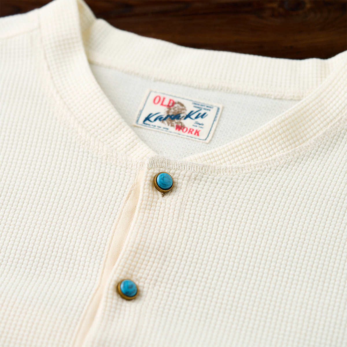 ターコイズ風ボタン付き ワッフルヘンリーTシャツ – Karakubuy