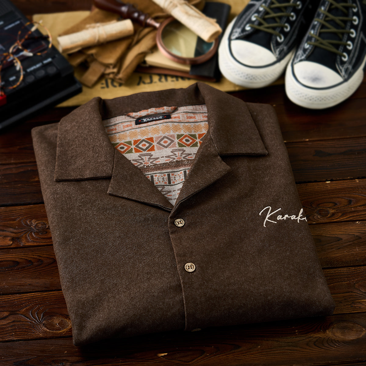 Karaku」刺繡ロゴ 裏エスニック調柄デニムオープンカラーシャツ