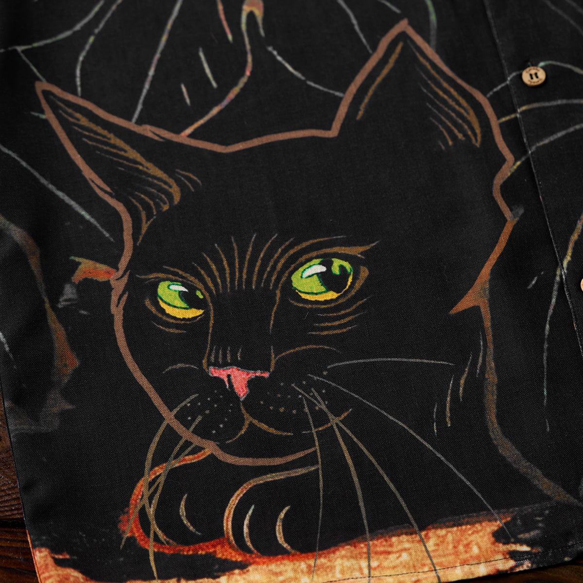 猫が葉の中に隠れている」版画風プリントアロハシャツ – Karakubuy