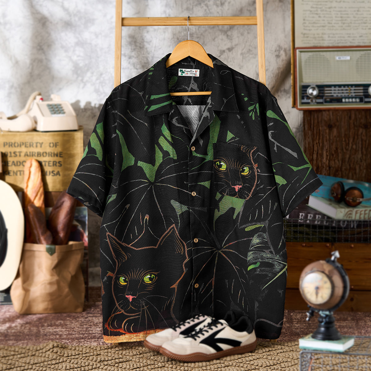 猫が葉の中に隠れている」版画風プリントアロハシャツ – Karakubuy