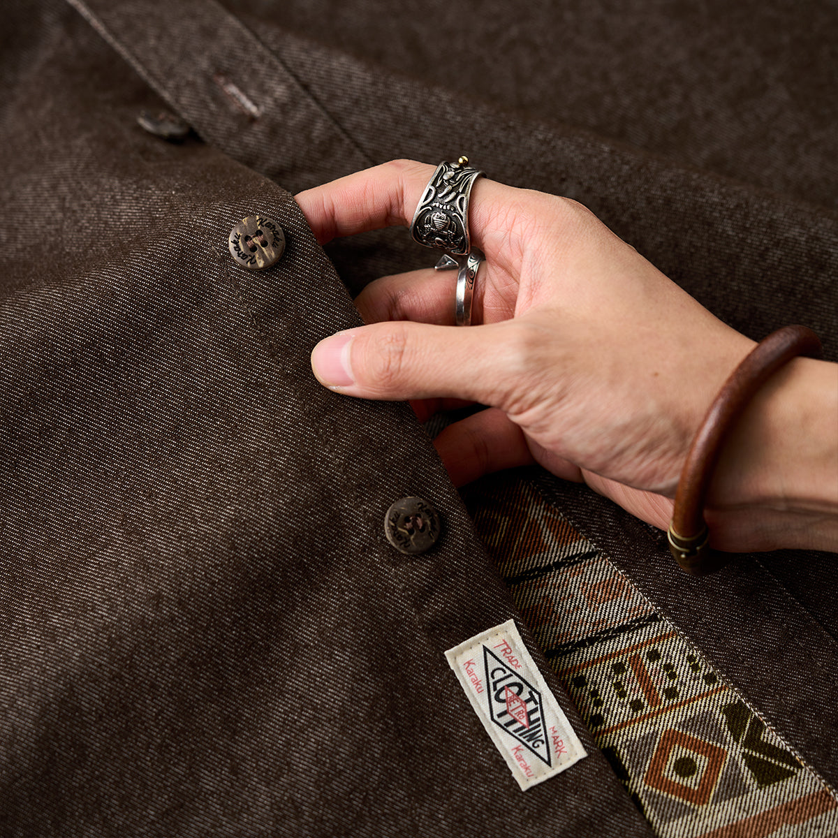 赤ヒモ付き 「Karaku」刺繍入り 裏エスニック調柄デニム長袖シャツ