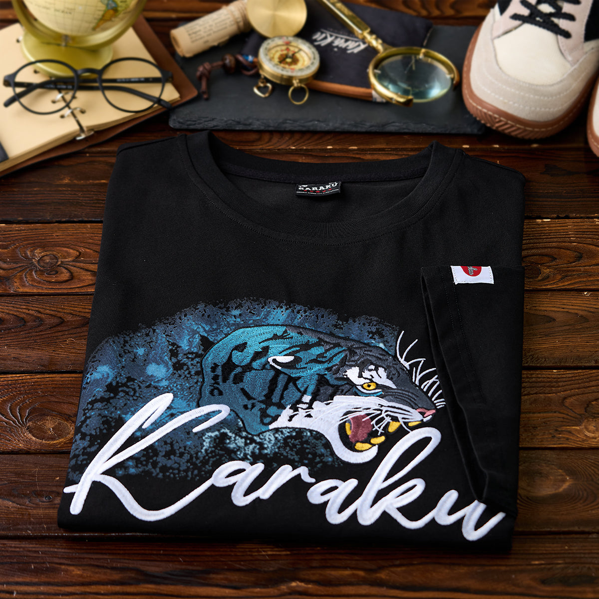 KARAKU×田中ラオウ「Bloom」プリント＆刺繍入りコットンTee – Karakubuy