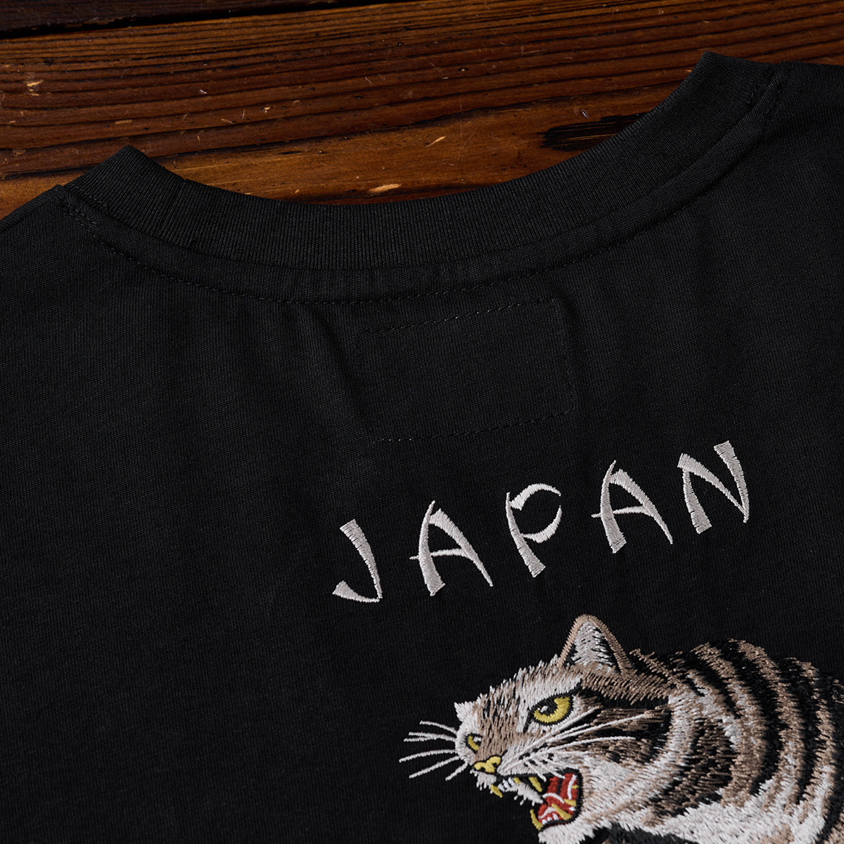 咆哮するキジトラ猫」横須賀風刺繍入りコットンTee – Karakubuy