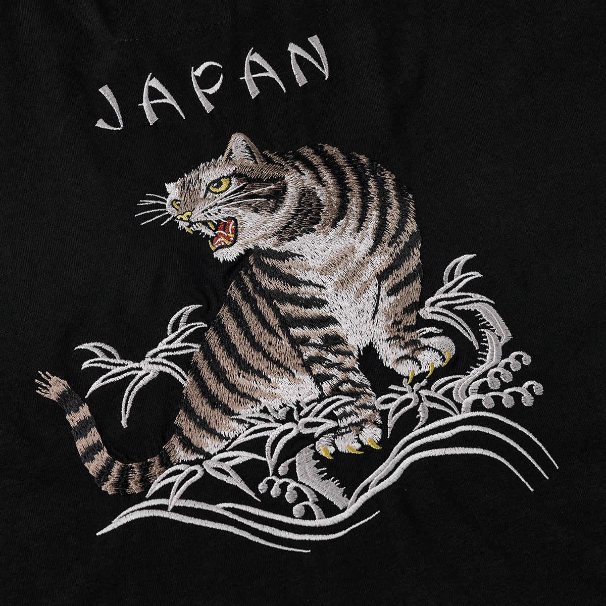咆哮するキジトラ猫」横須賀風刺繍入りコットンTee – Karakubuy
