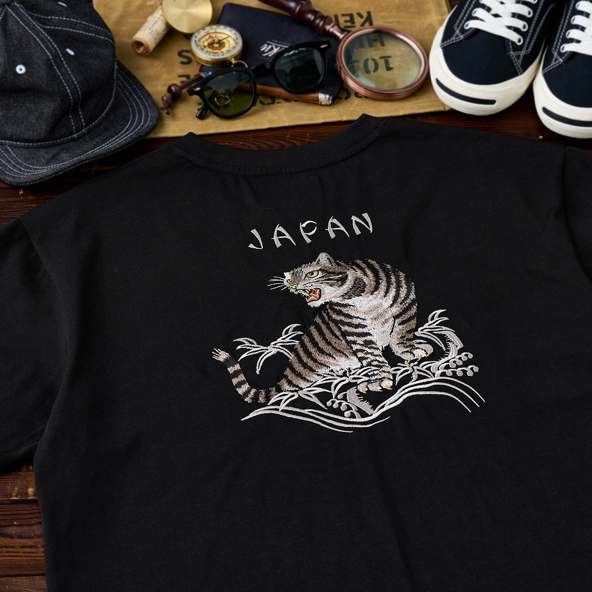 咆哮するキジトラ猫」横須賀風刺繍入りコットンTee – Karakubuy