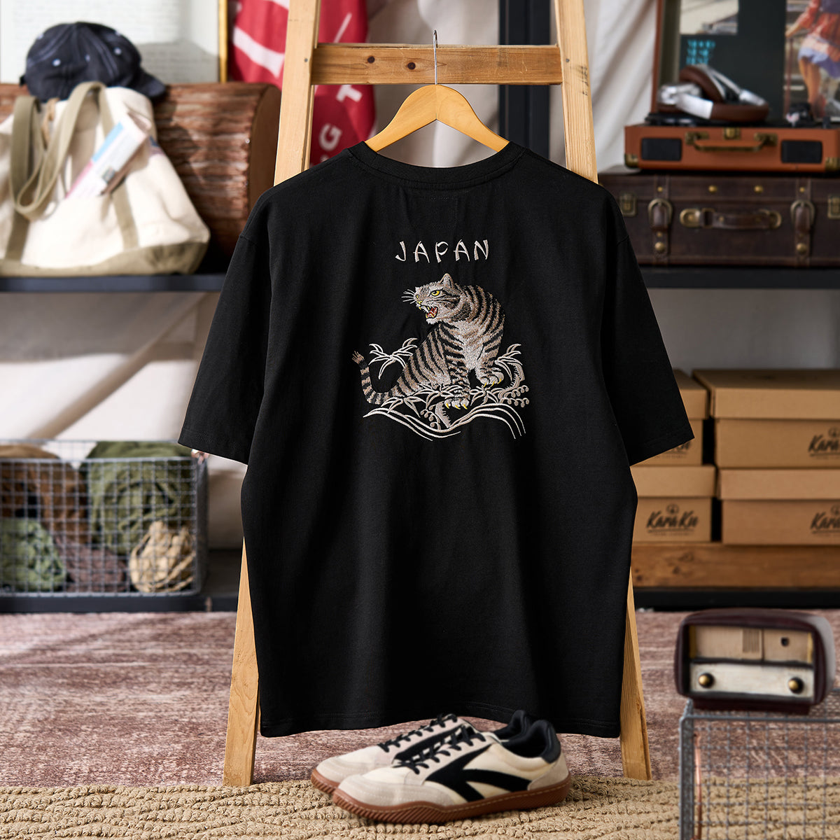 咆哮するキジトラ猫」横須賀風刺繍入りコットンTee – Karakubuy
