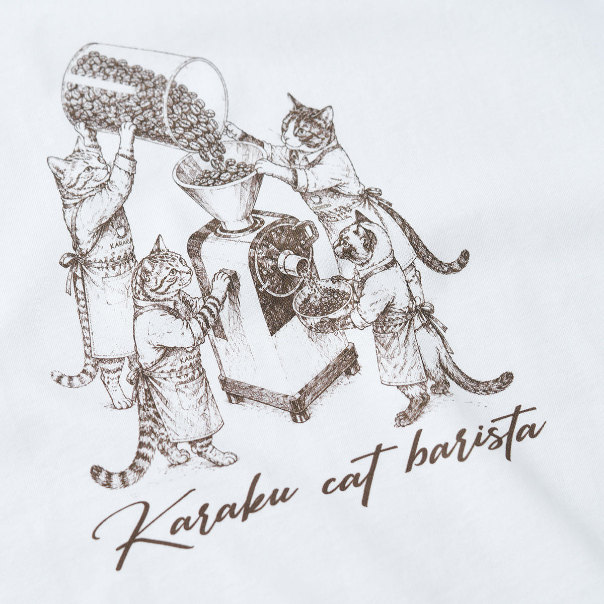 猫たちの珈琲工房」手描き風プリントコットンTee – Karakubuy