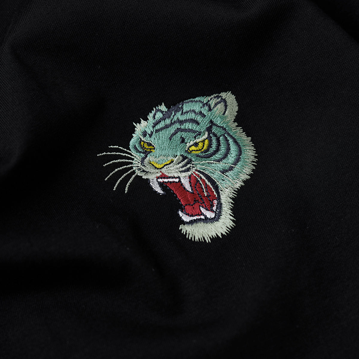 咆哮するブルータイガー」横須賀風刺繍入りコットンTシャツ – Karakubuy