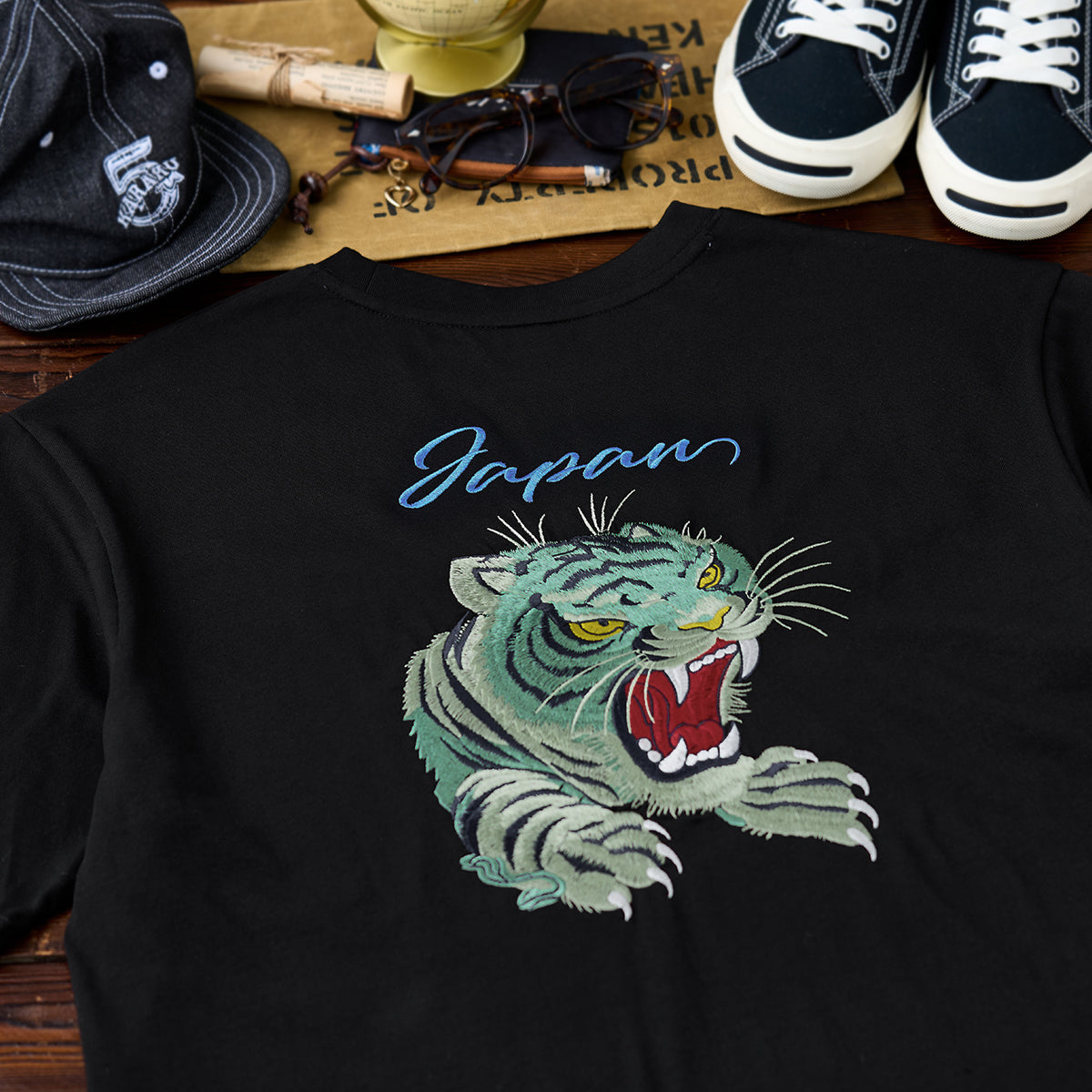 咆哮するブルータイガー」横須賀風刺繍入りコットンTシャツ – Karakubuy