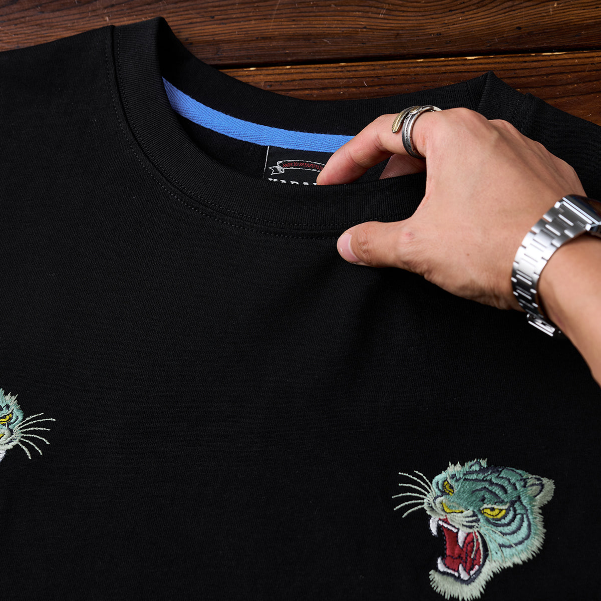 咆哮するブルータイガー」横須賀風刺繍入りコットンTシャツ – Karakubuy