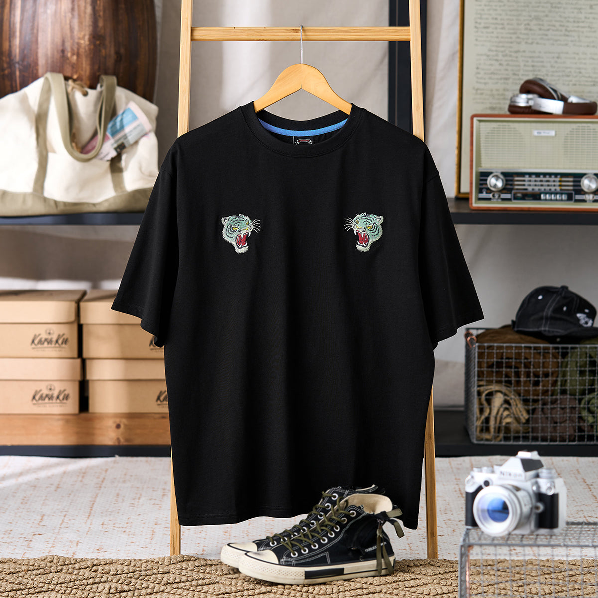 咆哮するブルータイガー」横須賀風刺繍入りコットンTシャツ – Karakubuy