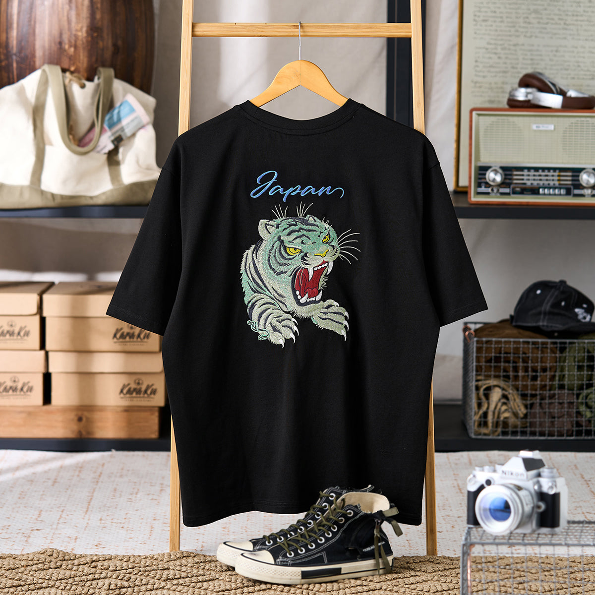咆哮するブルータイガー」横須賀風刺繍入りコットンTシャツ – Karakubuy