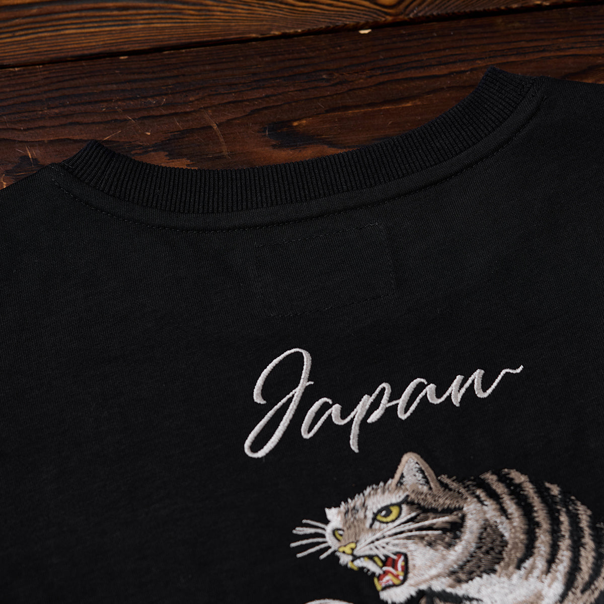咆哮するキジトラ猫」横須賀風刺繍入りコットンロンT – Karakubuy